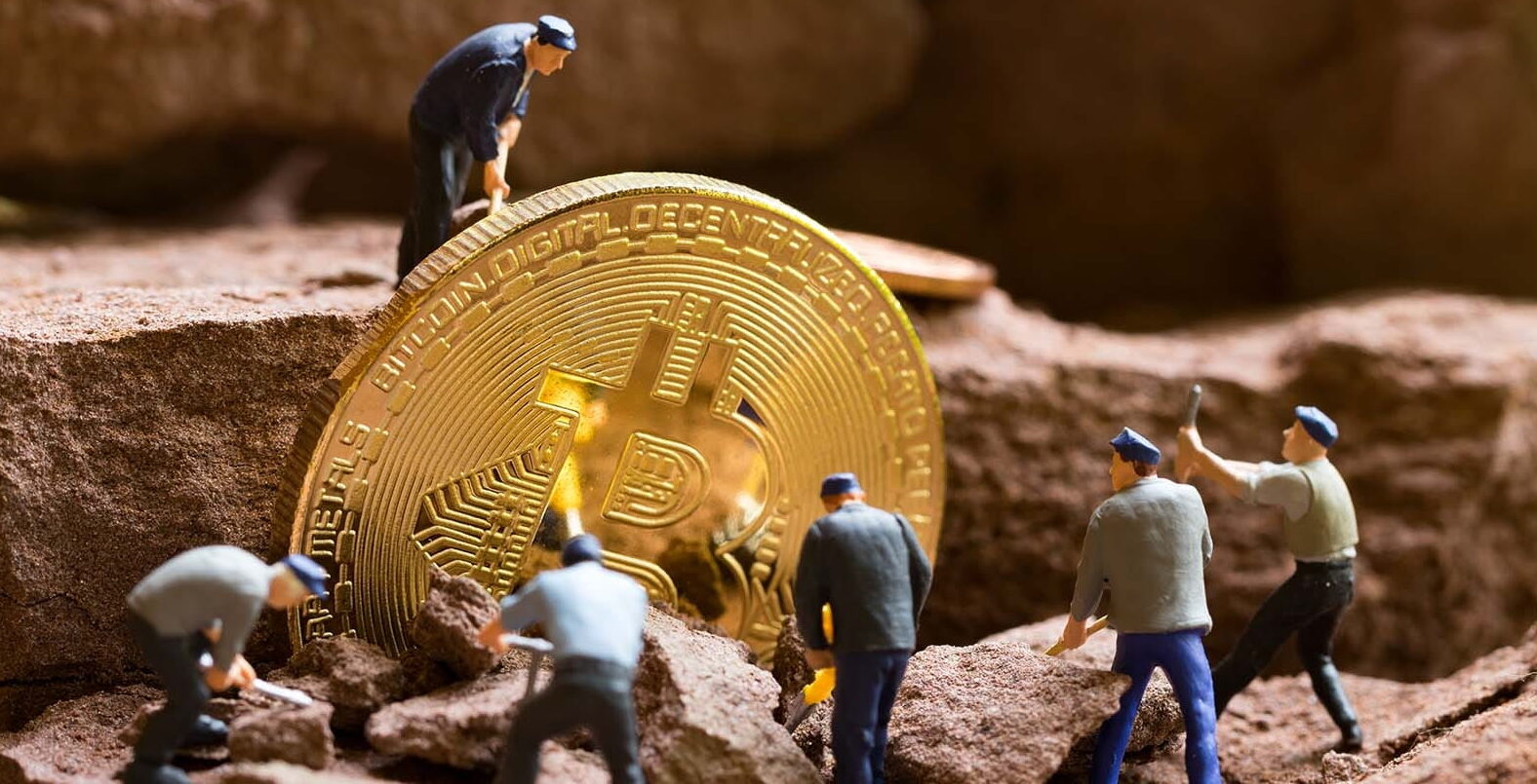 Mining Pool vs Solo Mining Investment Approaches
